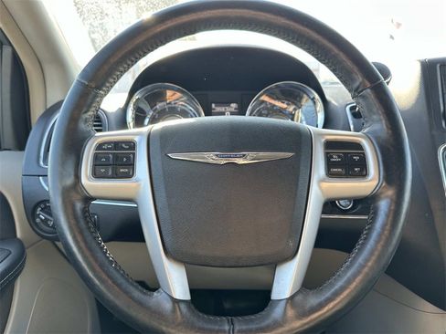 Used 2015 Chrysler Town & Country Touring-L w/ Driver Convenience Group image 21