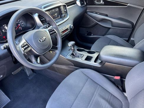 Used 2019 Kia Sorento LX FWD image 4