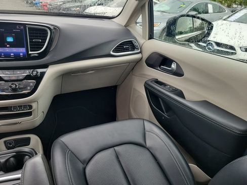 Used 2024 Chrysler Pacifica Touring-L FWD image 13