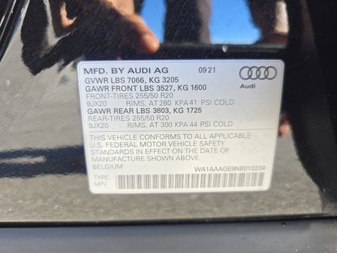 Used 2022 Audi e-tron Premium w/ Convenience Plus Package image 34