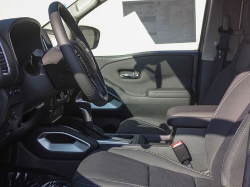 Used 2024 Nissan Frontier SV w/ SV Convenience Package image 18