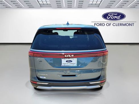 Used 2023 Kia Carnival EX FWD image 4