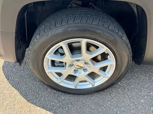 Certified 2022 Jeep Renegade Latitude w/ Convenience Group AWD/4WD image 8