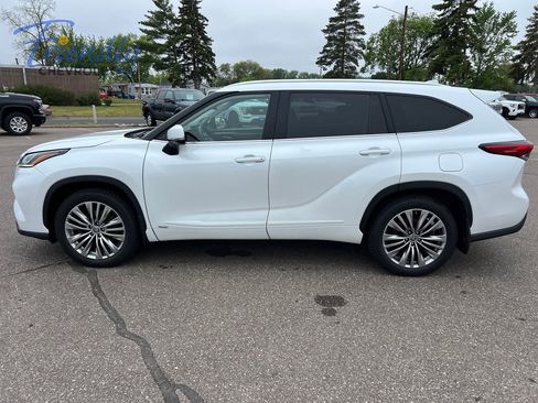 Used 2022 Toyota Highlander Platinum AWD/4WD image 2