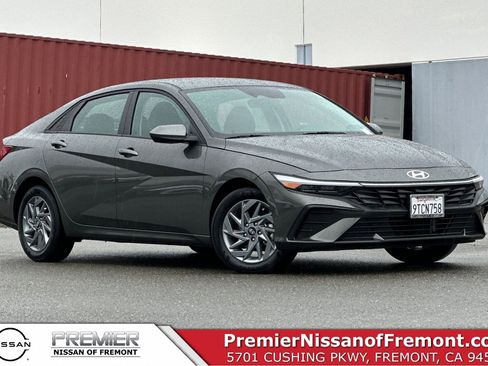 Used 2025 Hyundai Elantra Blue image 1