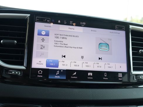 Used 2024 Chrysler Pacifica Touring-L image 9