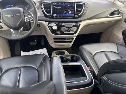 Used 2023 Chrysler Pacifica Touring-L FWD image 33