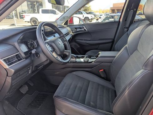 Used 2025 Mitsubishi Outlander SE image 28