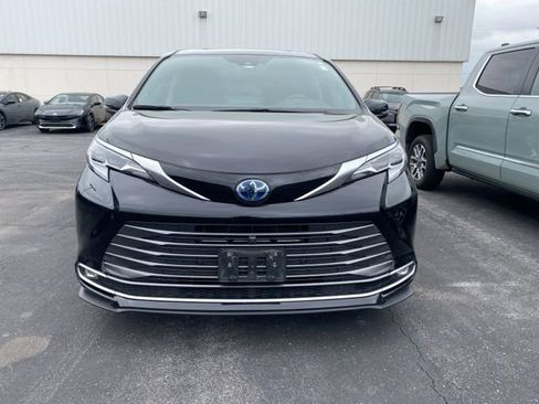 Used 2021 Toyota Sienna Platinum AWD/4WD image 2