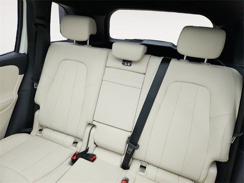 Used 2025 Mercedes-Benz GLB 250 4MATIC image 13