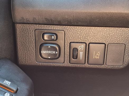 Used 2018 Toyota RAV4 LE FWD image 23