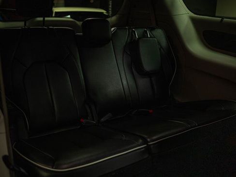 Used 2022 Chrysler Pacifica Limited FWD image 11