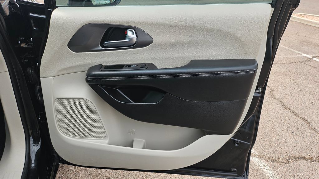 Used 2022 Chrysler Pacifica Touring-L FWD image 19