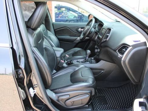 Used 2019 Jeep Cherokee Latitude Plus w/ Cold Weather Group AWD/4WD image 44