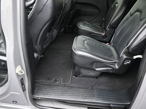 Used 2025 Chrysler Pacifica Limited image 16