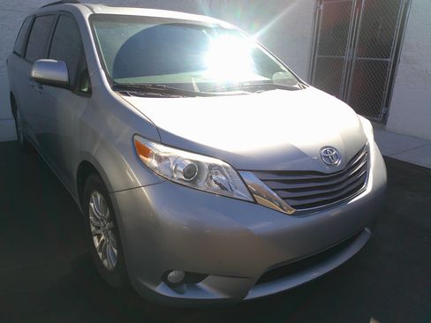 Used 2017 Toyota Sienna XLE image 2