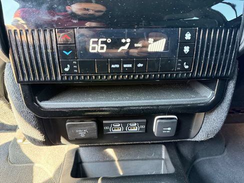 Used 2025 Jeep Wagoneer L Series II AWD/4WD image 38