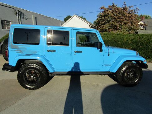Used 2017 Jeep Wrangler Unlimited Sahara AWD/4WD image 6
