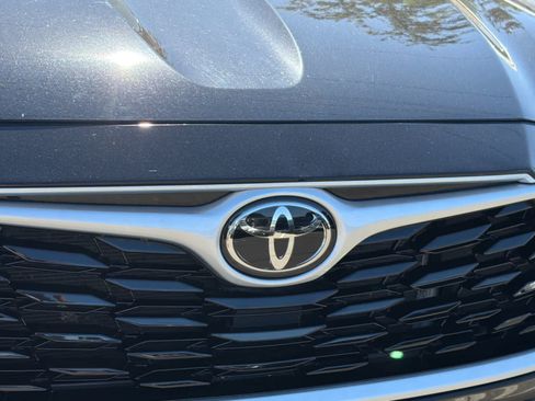 Used 2022 Toyota Highlander XLE FWD image 9