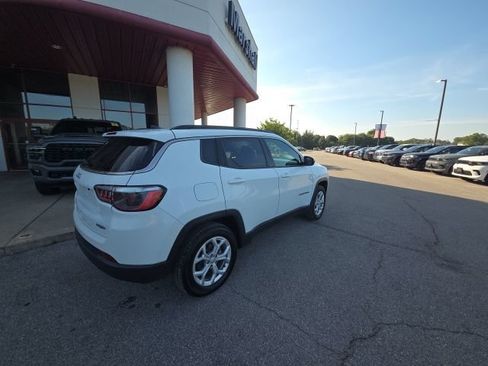 Used 2024 Jeep Compass Latitude AWD/4WD image 10