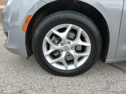 Used 2020 Chrysler Pacifica Touring-L w/ Tire & Wheel Group FWD image 14