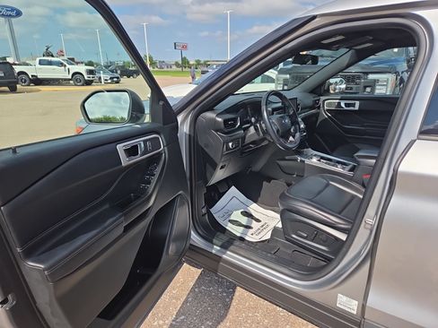 Used 2020 Ford Explorer XLT w/ Equipment Group 202A AWD/4WD image 18