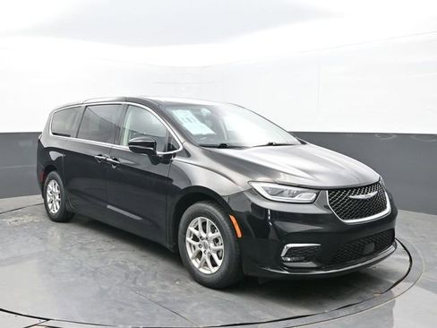 Used 2024 Chrysler Pacifica Touring-L FWD image 7
