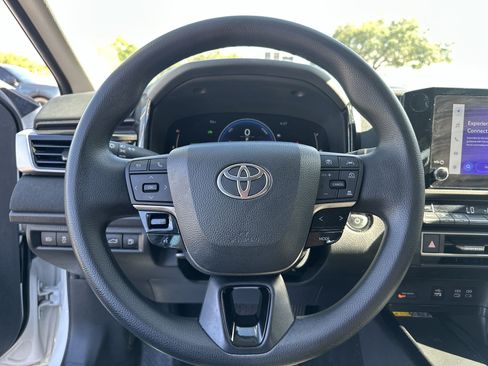 Used 2025 Toyota Camry LE FWD image 11