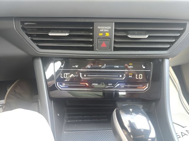 Used 2025 Volkswagen Jetta SE FWD image 15