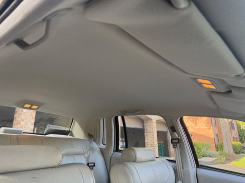 Used 1992 Lincoln Town Car Signature RWD image 11