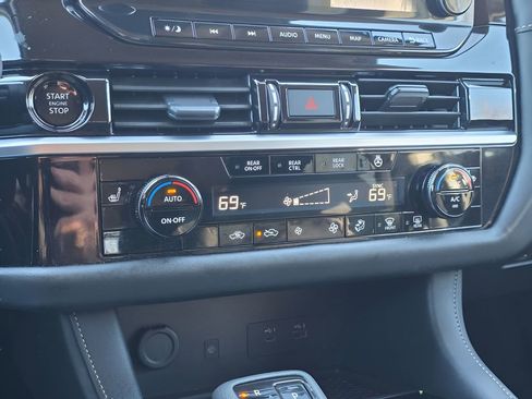 Used 2025 Nissan Pathfinder SL image 26