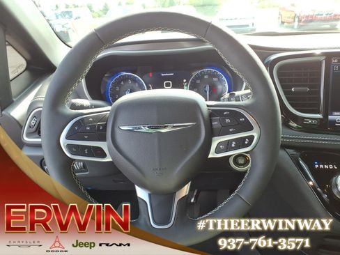 Used 2025 Chrysler Pacifica Select FWD image 17