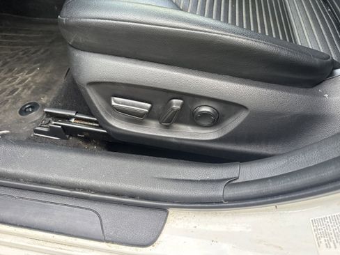 Used 2019 Toyota Camry SE w/ Convenience Package image 6