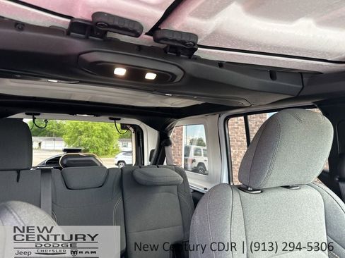 Used 2025 Jeep Wrangler Unlimited Sahara AWD/4WD image 26