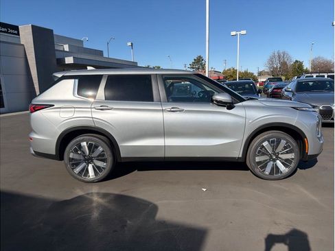 New 2026 Mitsubishi Outlander LE image 4