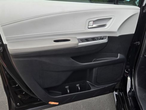 Certified 2026 Toyota Sienna XLE FWD image 9