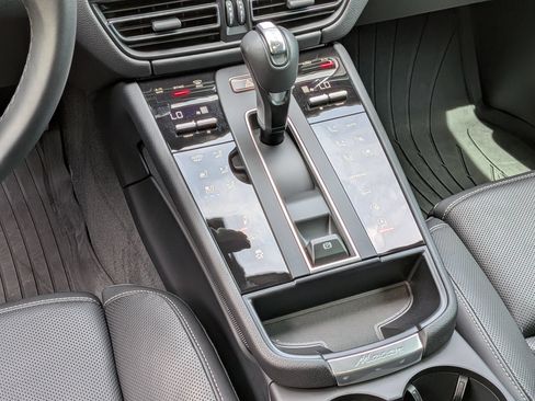 Certified 2025 Porsche Macan S AWD/4WD image 18