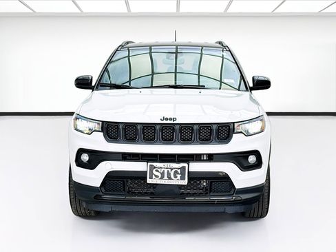 Used 2023 Jeep Compass Latitude AWD/4WD image 2