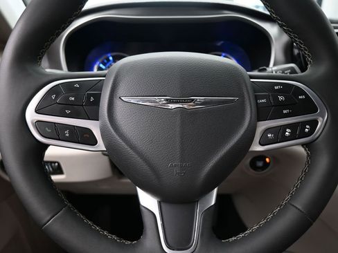 Used 2024 Chrysler Pacifica Select image 30