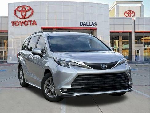 Used 2025 Toyota Sienna XLE FWD image 1