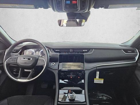 New 2025 Jeep Grand Cherokee Altitude image 17