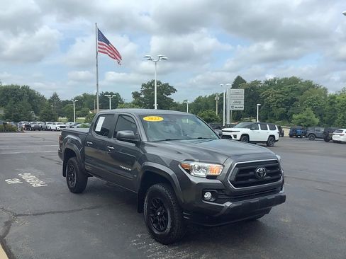 Used 2022 Toyota Tacoma SR5 AWD/4WD image 3