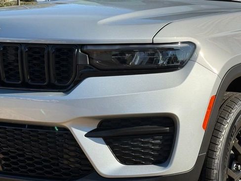 New 2025 Jeep Grand Cherokee Altitude image 11