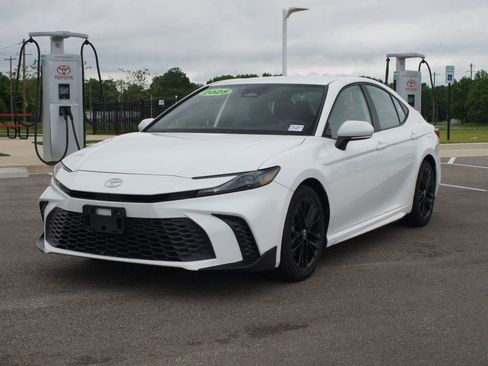 Used 2025 Toyota Camry SE FWD image 23