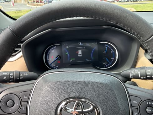 Used 2023 Toyota RAV4 XLE Premium AWD/4WD image 21