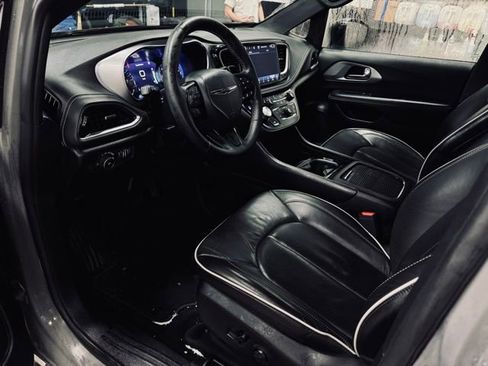 Certified 2025 Chrysler Pacifica Limited image 19