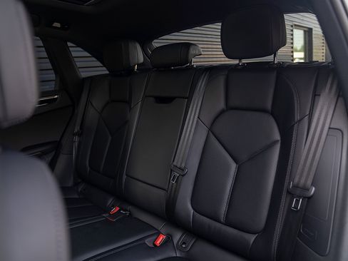 Certified 2025 Porsche Macan AWD/4WD image 20