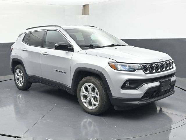 Used 2024 Jeep Compass Latitude AWD/4WD image 2