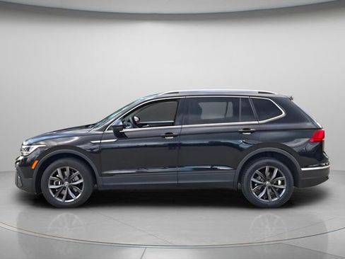Used 2023 Volkswagen Tiguan SE FWD image 3