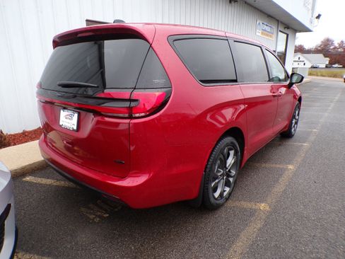 New 2026 Chrysler Pacifica Select image 2
